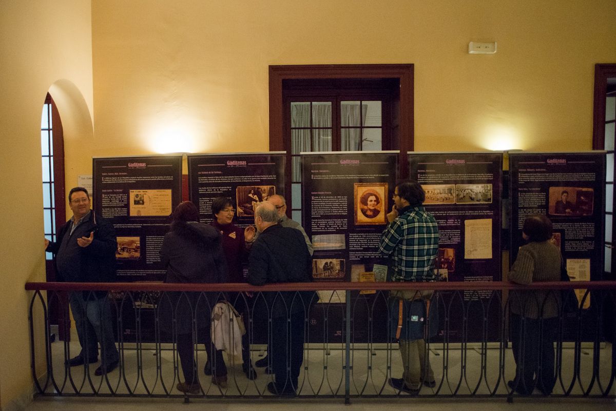 Algunos presentes en la exposición 'Gaditanas en la memoria' en el Ateneo de Jerez. FOTO: MANU GARCÍA. 
