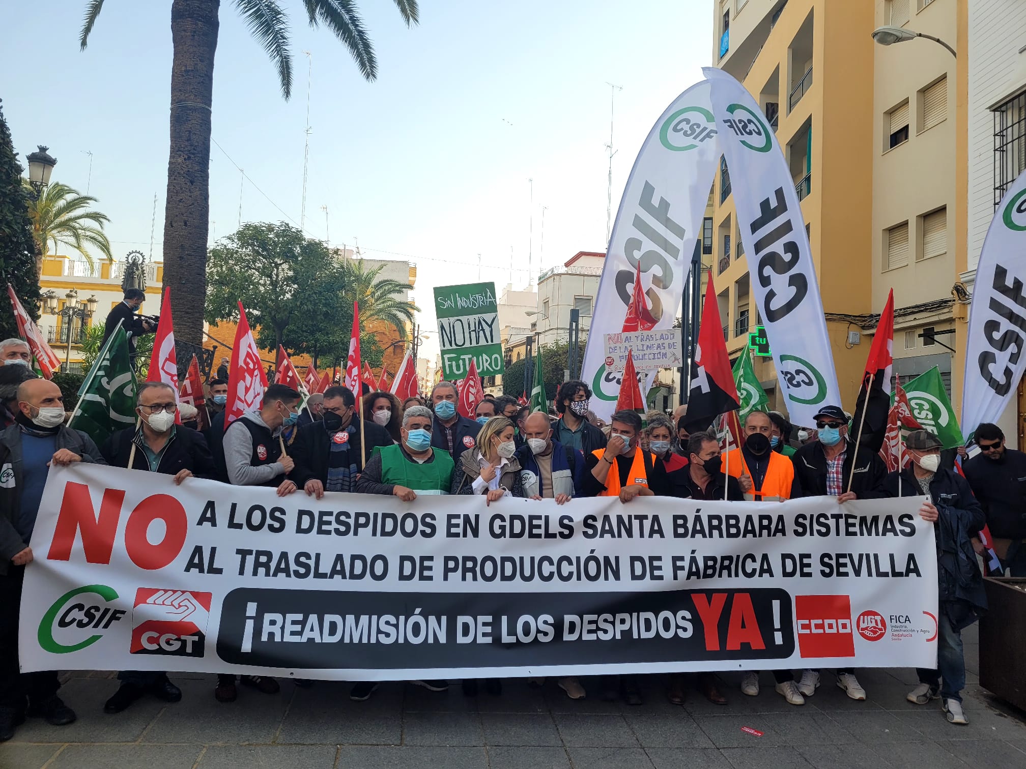 Movilización de los trabajadores de la factoría de Santa Bárbara de Alcalá tras el despido de 21 trabajadores