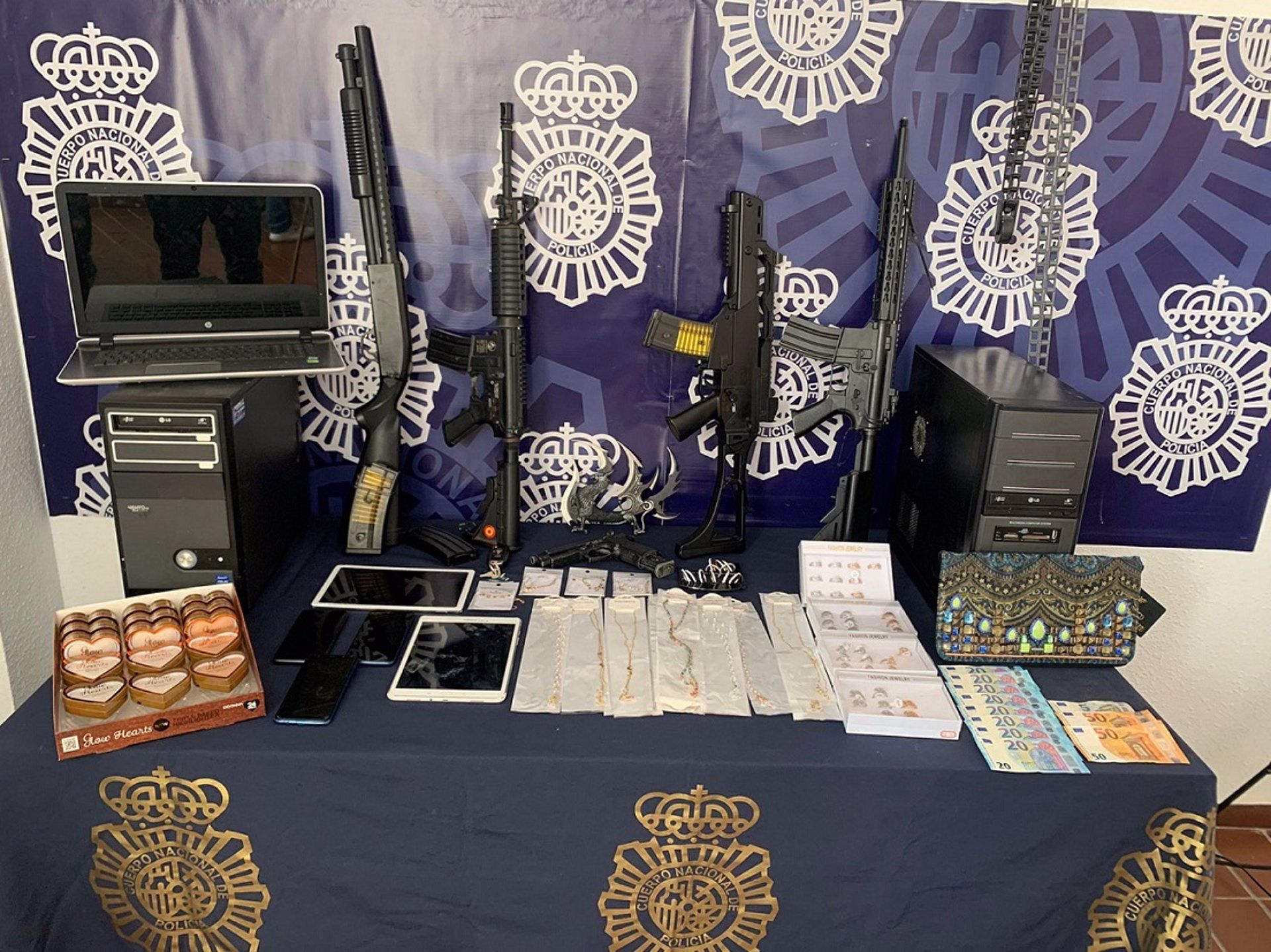 Objetos intervenidos por la Policía Nacional.  Una tienda de ropa de Fuengirola llegó a estafar a sus clientes hasta 50.000 euros a través de Bizum