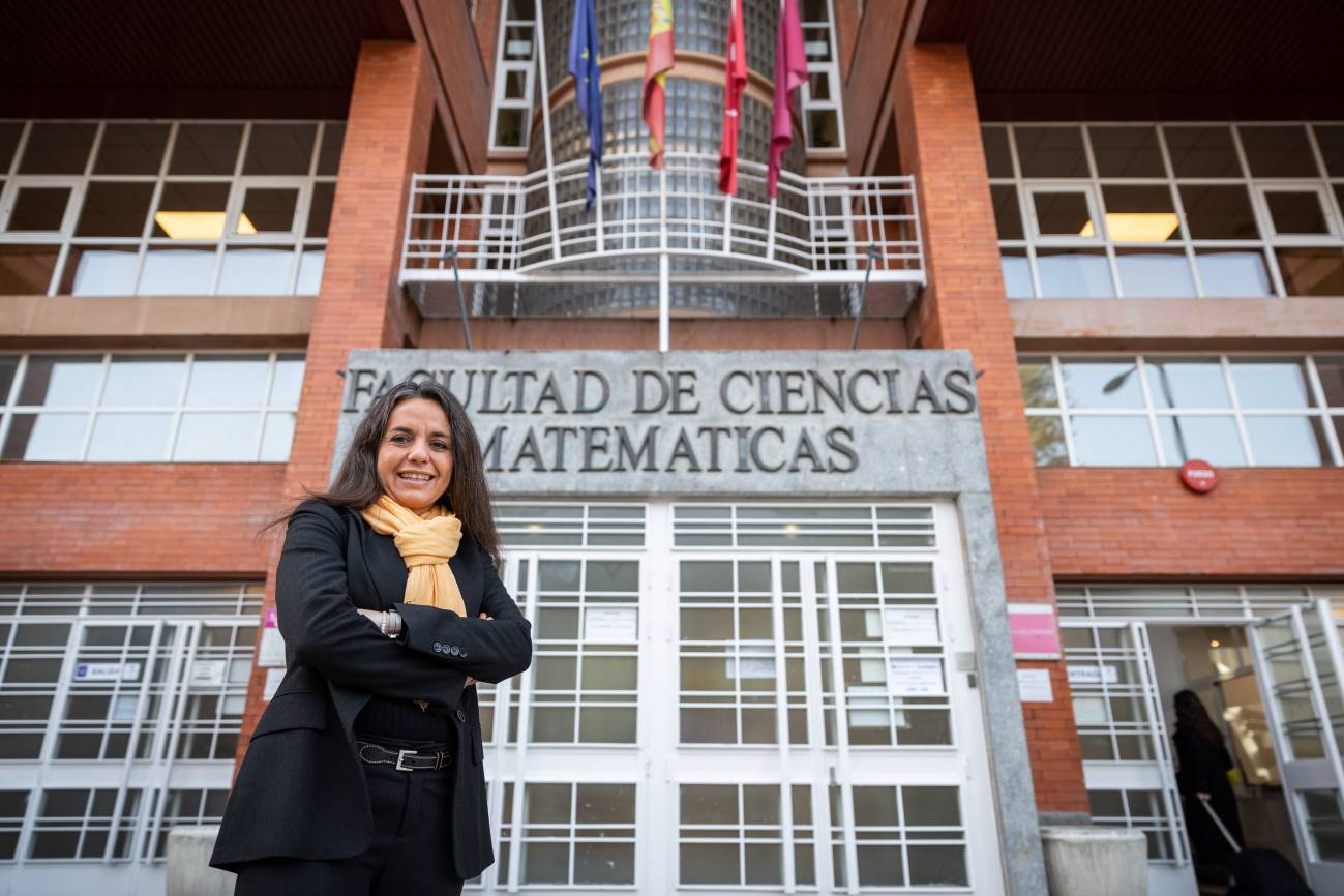 Eva Gallardo en la puerta de la facultad de Matemáticas de la Universidad Complutense de Madrid. / Álvaro Muñoz Guzmán, SINC