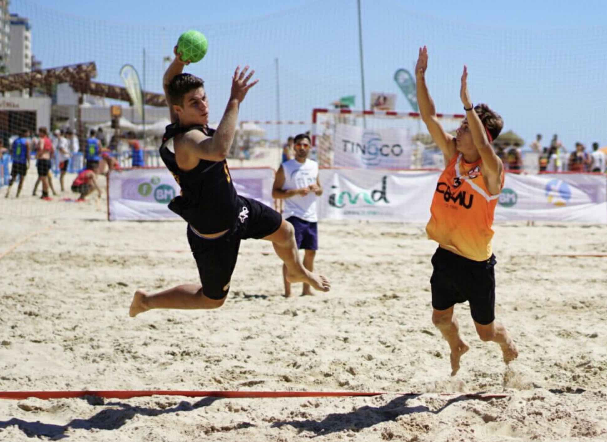 Deportes en el arenal de La Victoria, en Cádiz. FOTO: CAJASOL