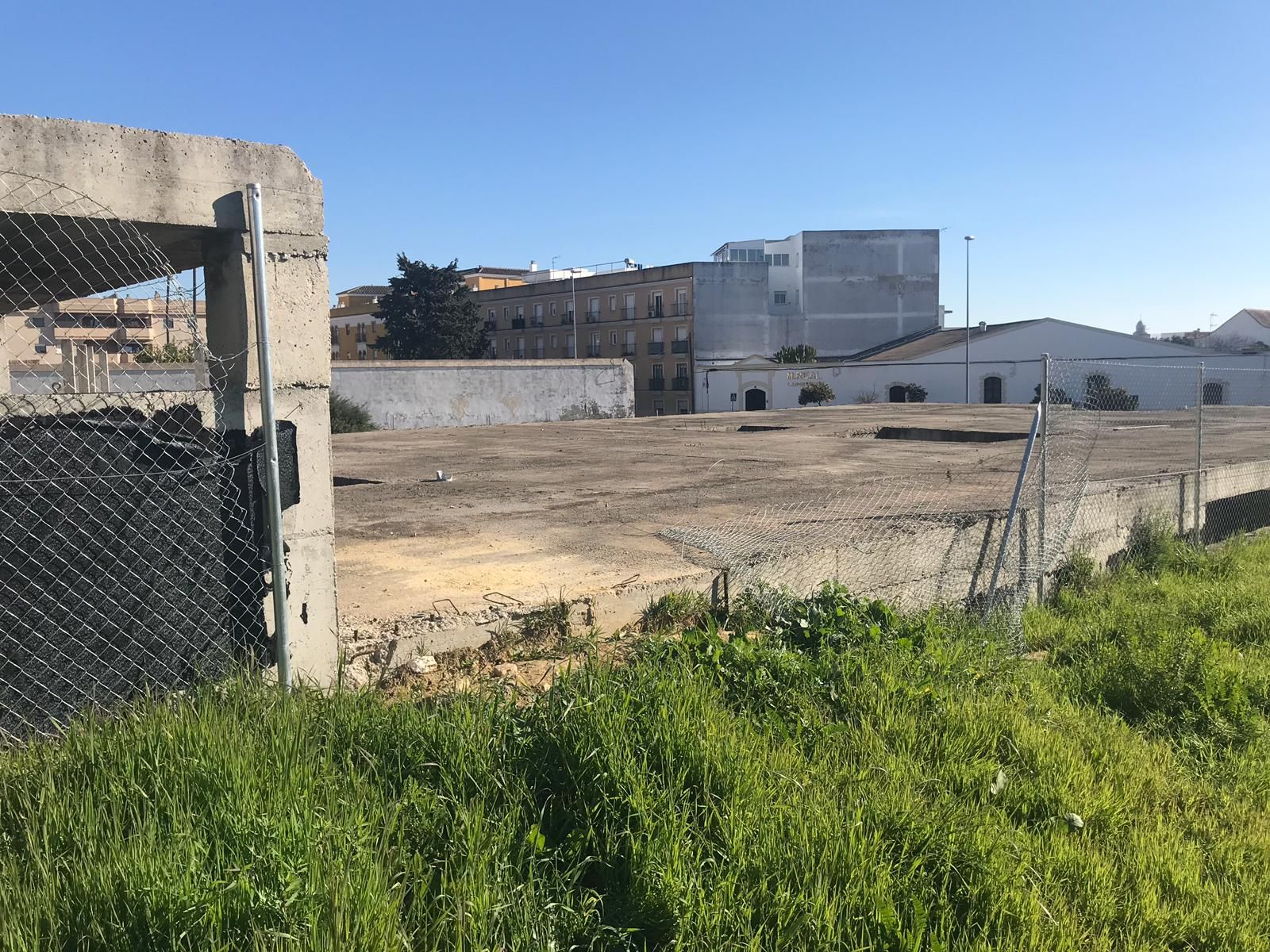 Vallado perimetral destrozado en la promoción abandonada de Armas de Santiago.