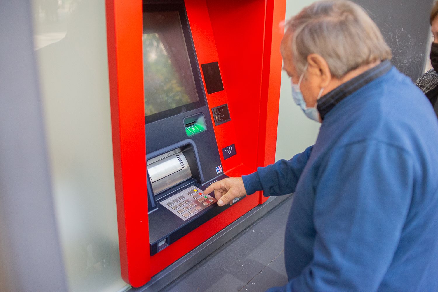 La OCU advierte sobre el dinero el dinero ahorrado en una cuenta corriente. Una persona opera en un cajero de una oficina bancaria de Jerez, en una imagen de archivo.