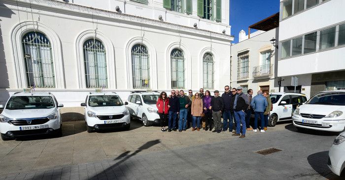Taxistas de El Puerto presentando la iniciativa feminista a la que se han sumado. 
