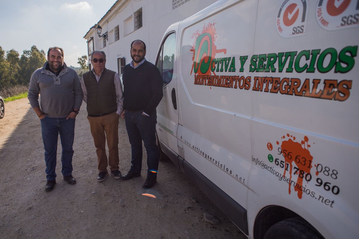 La familia Cantalejo posa para lavozdelsur.es junto a uno de sus vehículos. FOTO: MANU GARCÍA.