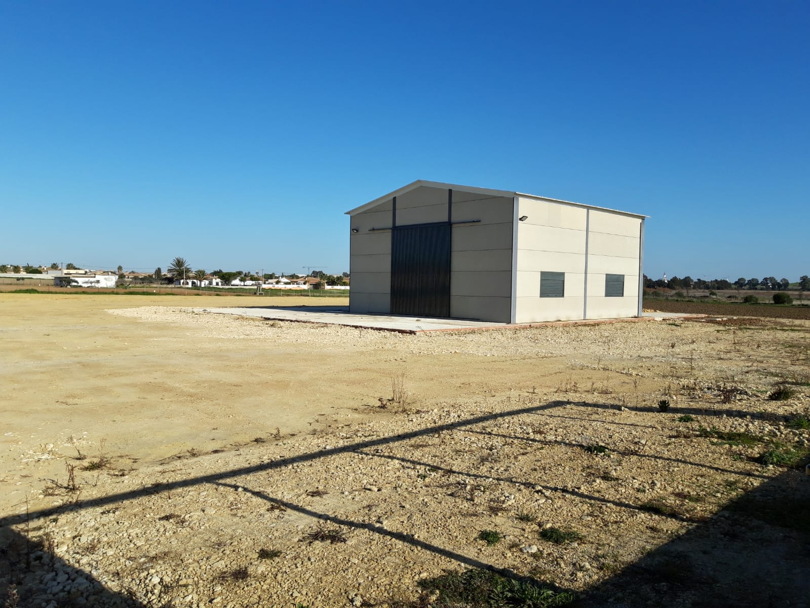 Una nave agrícola en la cuenca de la recepción de la Laguna de La Paja, en Chiclana.