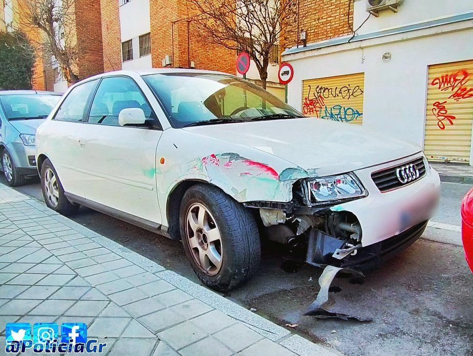 Estado del coche después de que la conductora "distraída" chocara contra una papelera, una señal de tráfico y un contenedor en Granada.