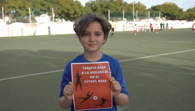 Alevín de la cantera del Xerez CD en la campaña "Tarjeta roja a la violencia en el fútbol base".