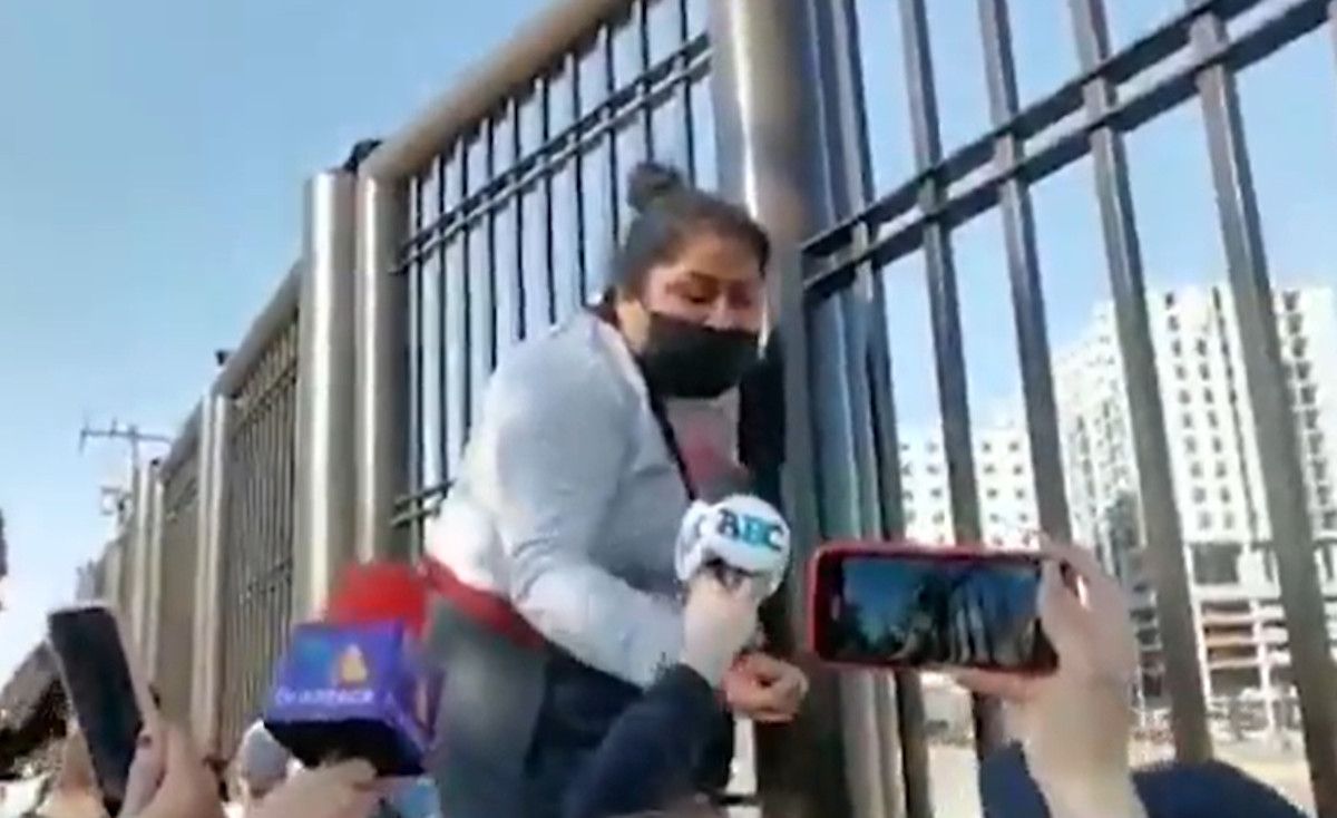Mujer aferrada a una reja que amenaza con hacer huelga de hambre para ir a un concierto de Bad Bunny. LASEXTA