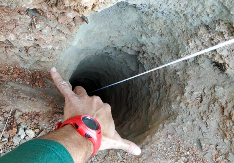 El pozo, de 110 metros de profundidad y 25 centímetros de diámetro por el que ha caído el pequeño de 2 años. 