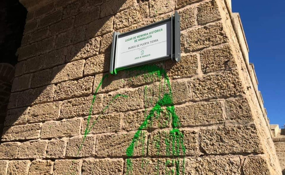 Vandalismo en las Puertas de Tierra, en Cádiz.