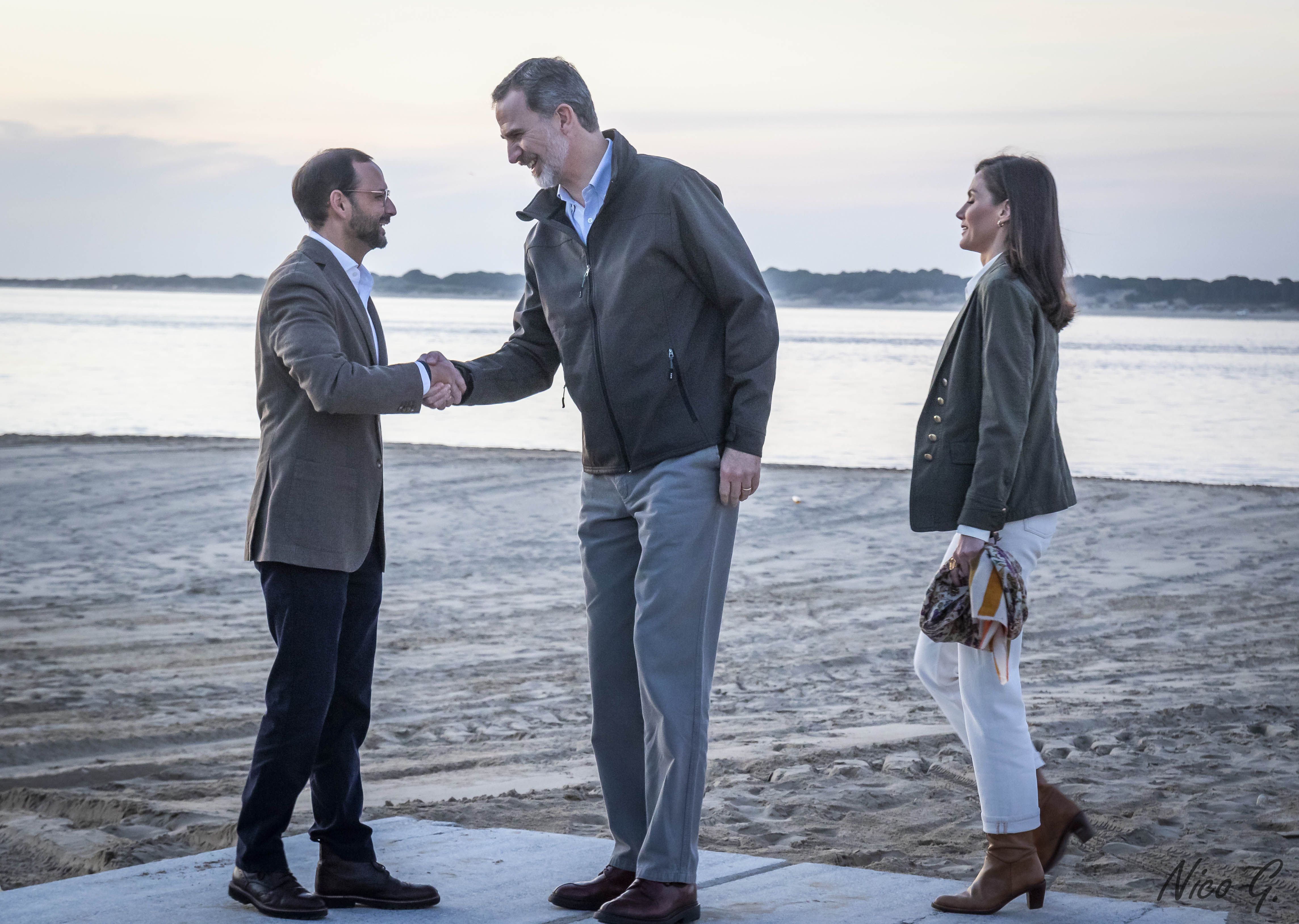 El rey Felipe VI, la reina Letizia y el alcalde de Sanlúcar, Víctor Mora.   AYUNTAMIENTO DE SANLÚCAR