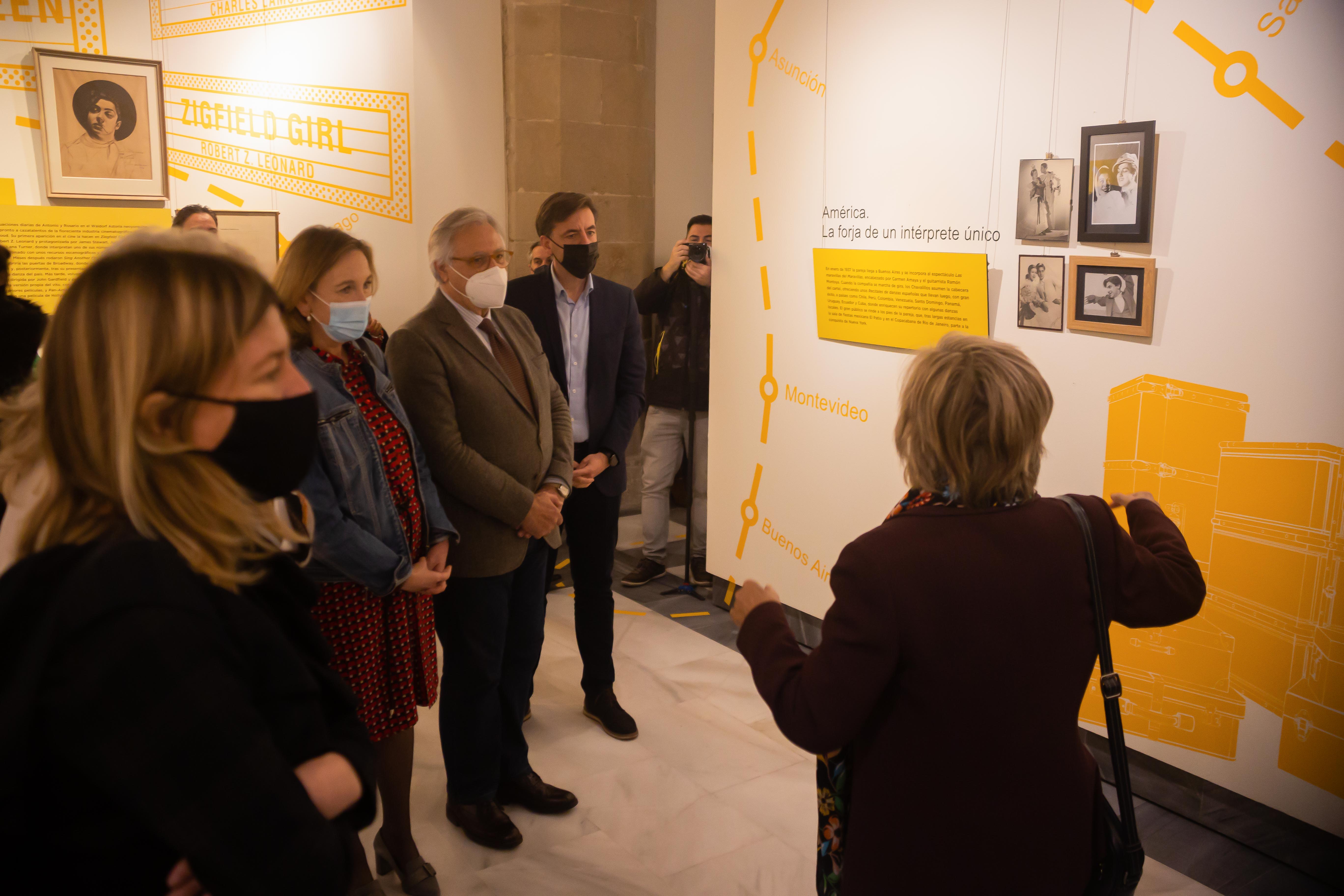 La comisaria de la exposición, Rosalía Gómez, explica a los asistentes a la inauguración algunos detalles de la muestra sobre el legado de Antonio el Bailarín.