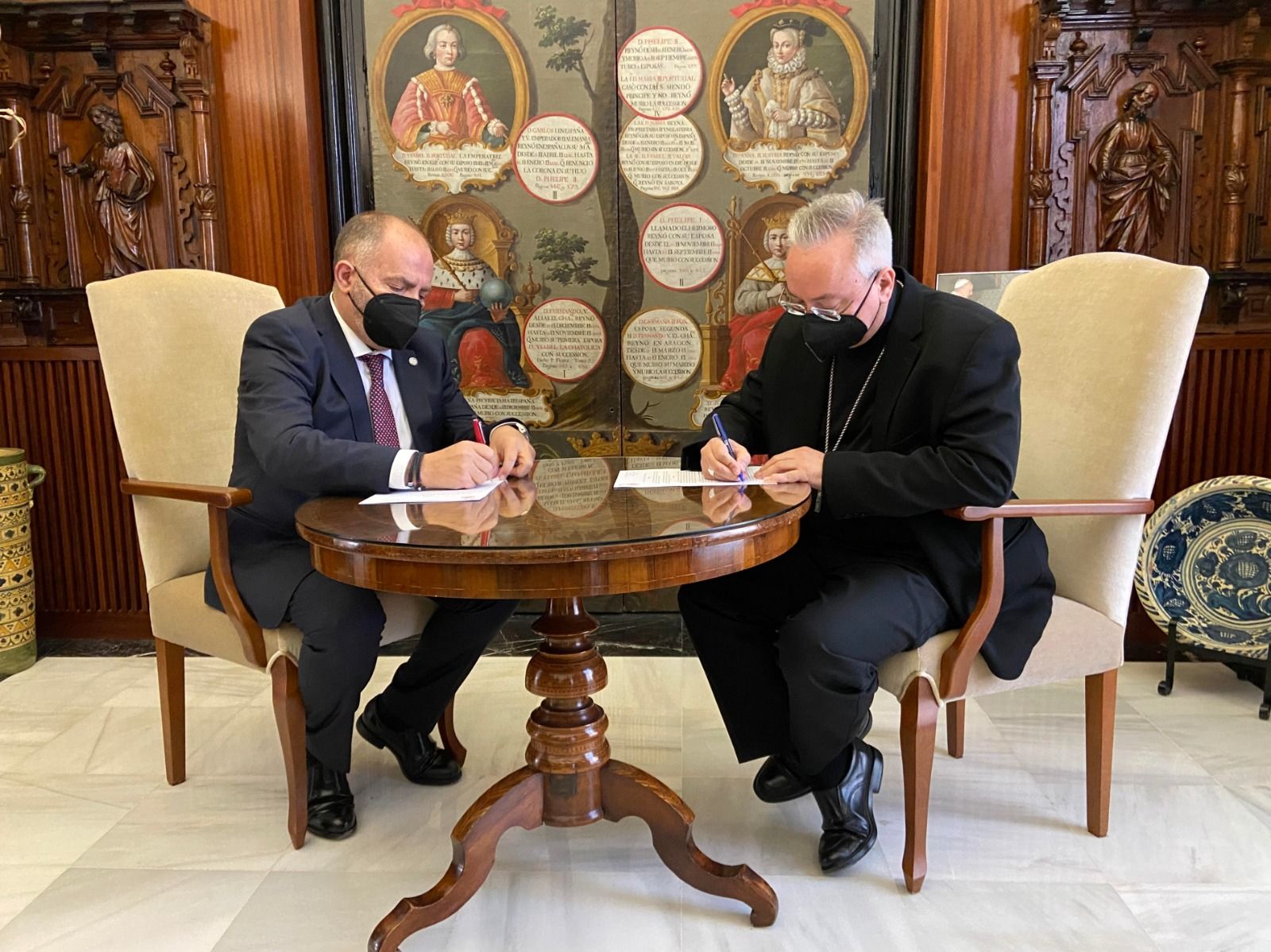 El obispo y el empresario Fulgencio Meseguer firmando, este martes, el acuerdo de donación por el que se recuperará la fachada de San Dionisio.