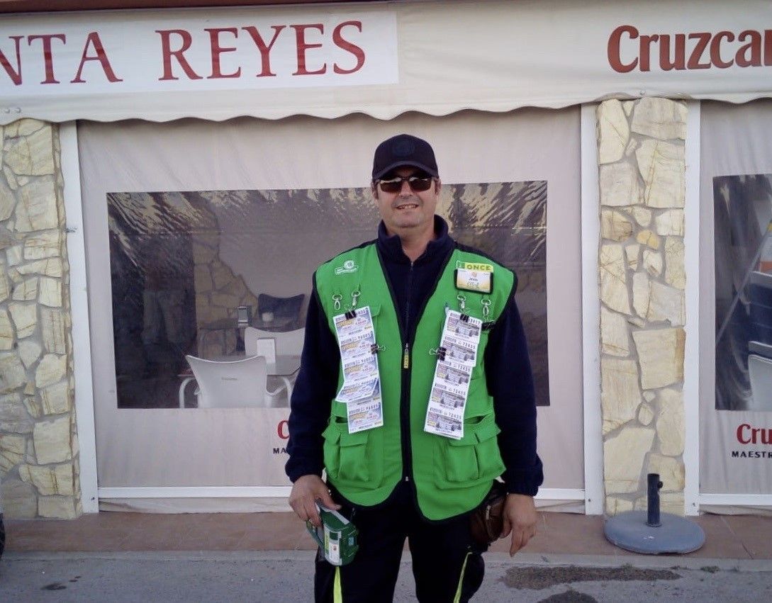 Jesús García Roldán, vendedor en la Casa de Postas, ha sido el encargado de dar el premio