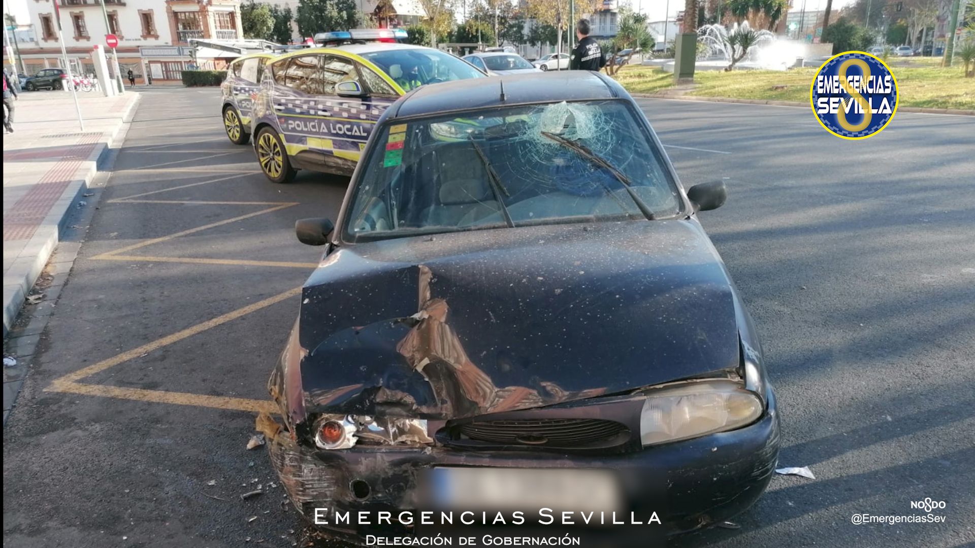 El vehículo colisionó contra dos camionetas en la Gran Plaza de Sevilla