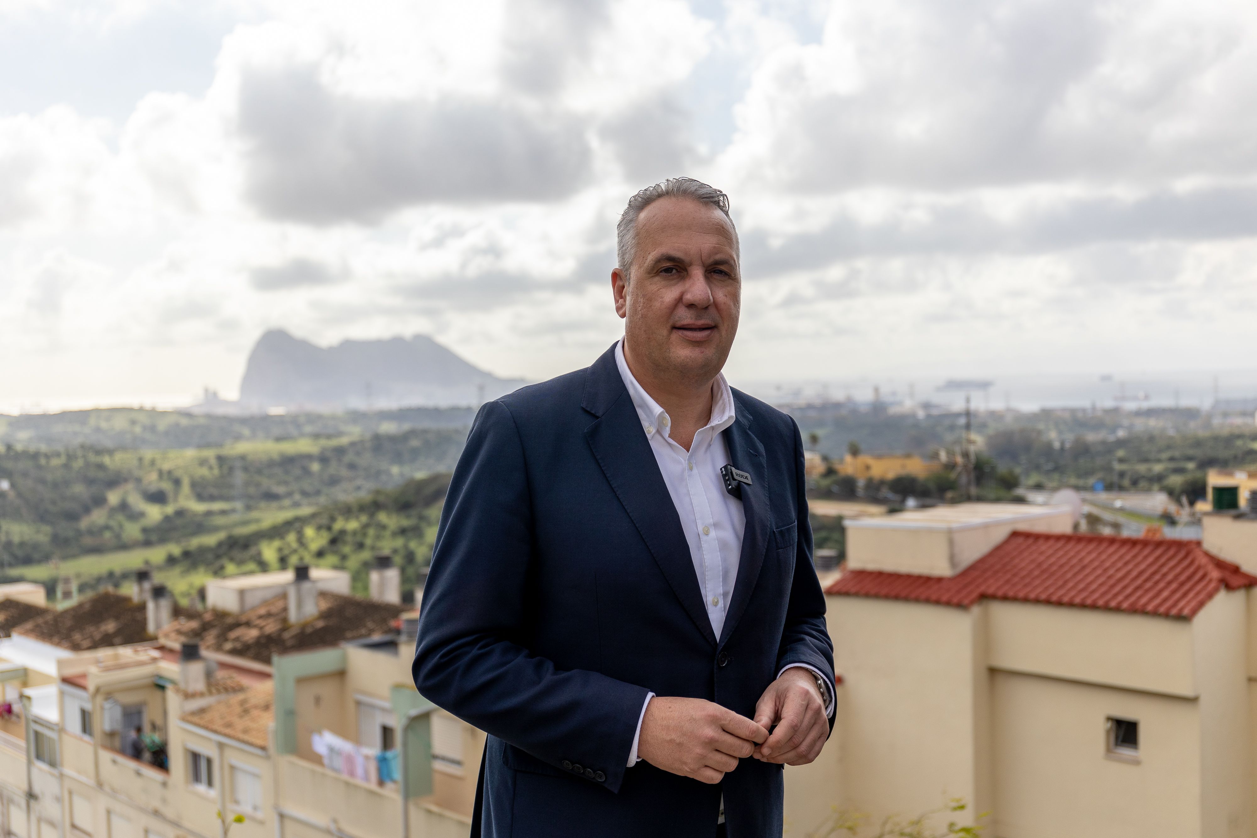 El alcalde de San Roque y secretario general del PSOE de Cádiz, Juan Carlos Ruiz Boix, en el municipio del Campo de Gibraltar, con el Peñón al fondo, en días pasados.