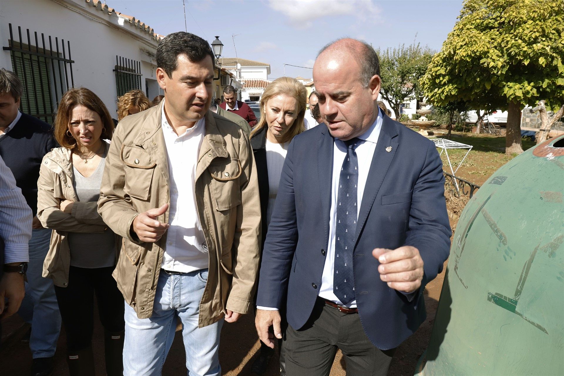 El alcalde de Antequera junto a Juanma Moreno. Foto: Europa Press.