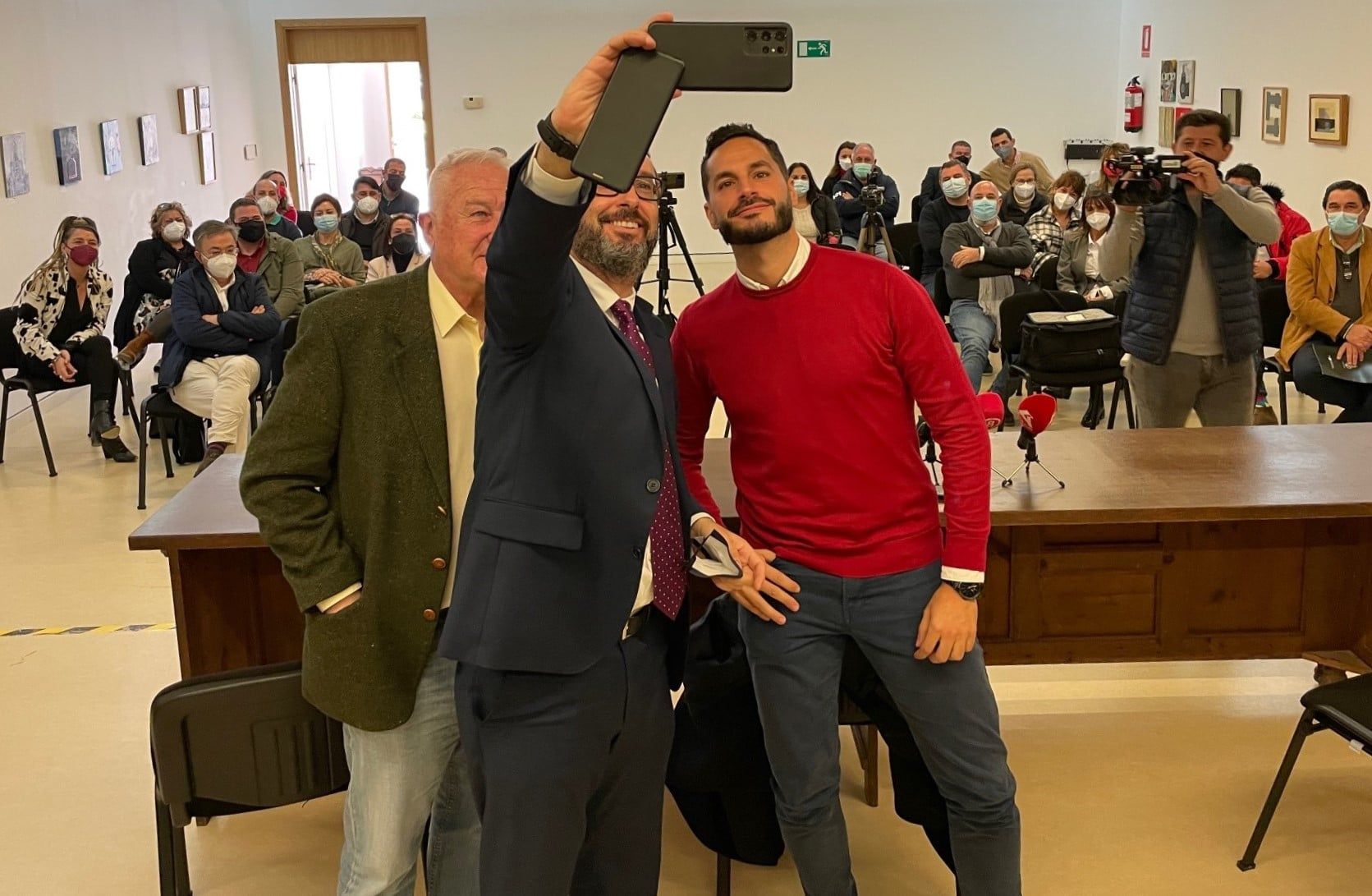 El alcalde de La Línea, Juan Franco, hace un 'selfie' en la despedida de Mario Fernández, a su derecha en la imagen.
