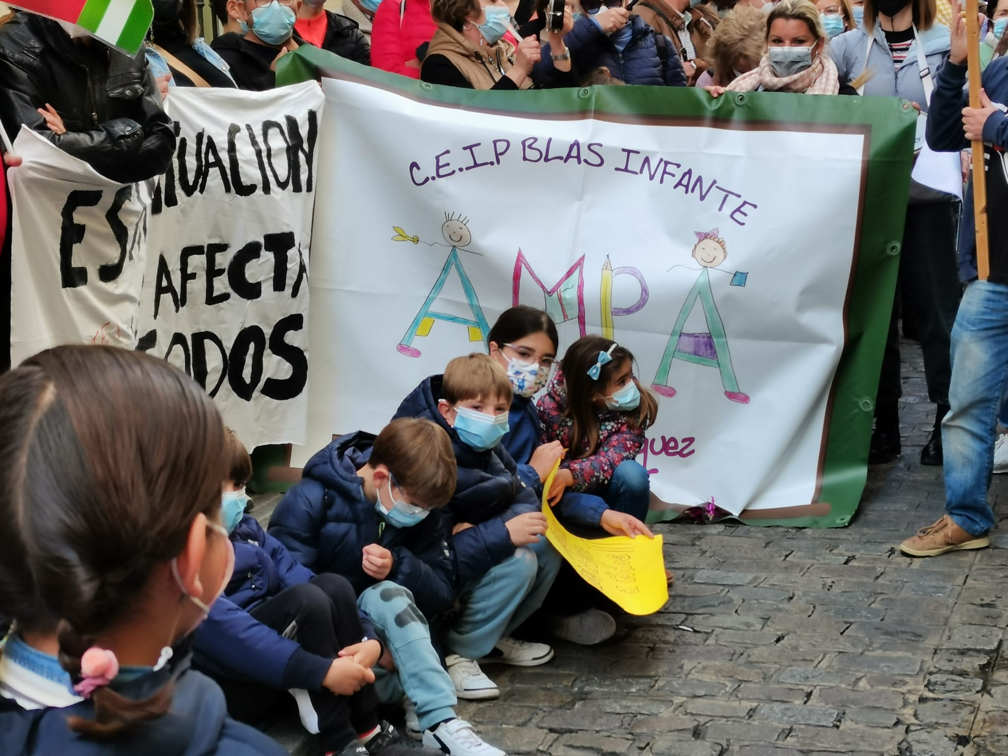 Niñas y niños, concentrados junto a sus familias en la Delegación Territorial de Cádiz