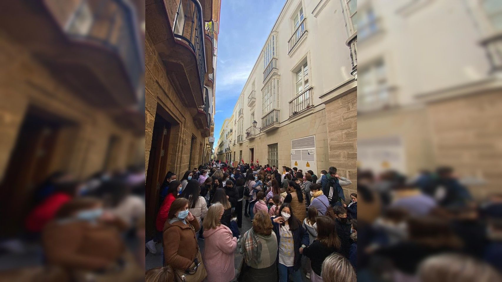 Un momento de la concentración en la delegación territorial de Cádiz