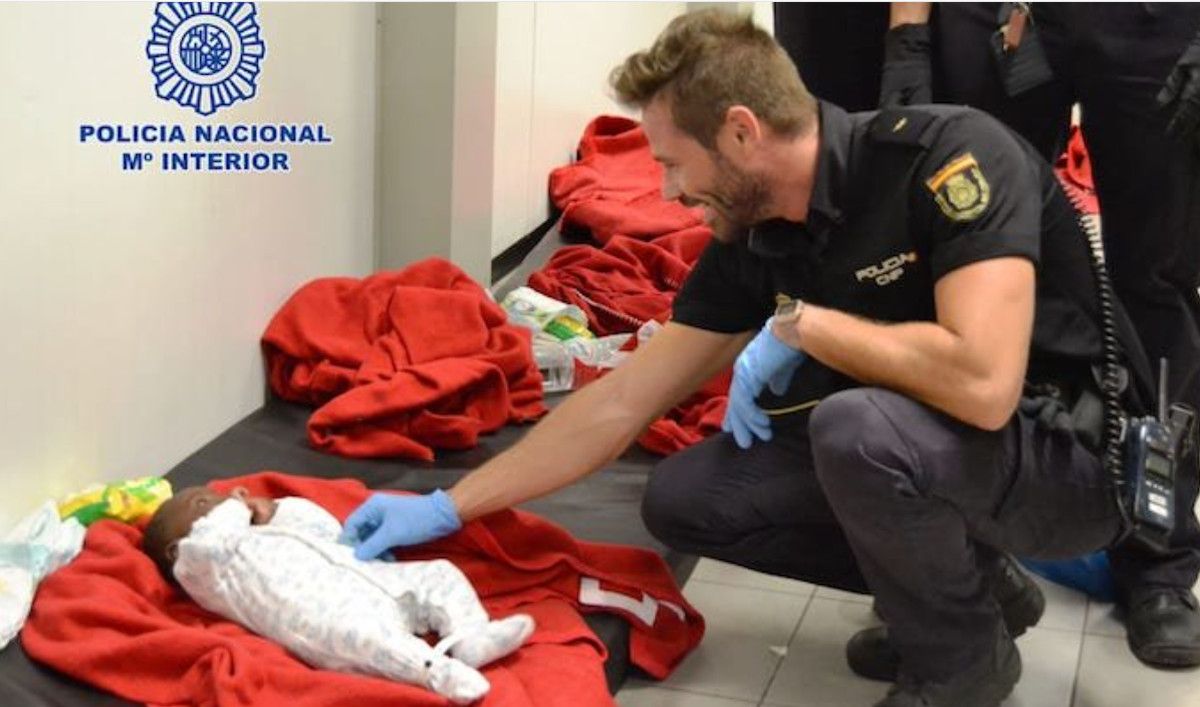 Un agente de Policía con un bebé en una imagen de archivo. 