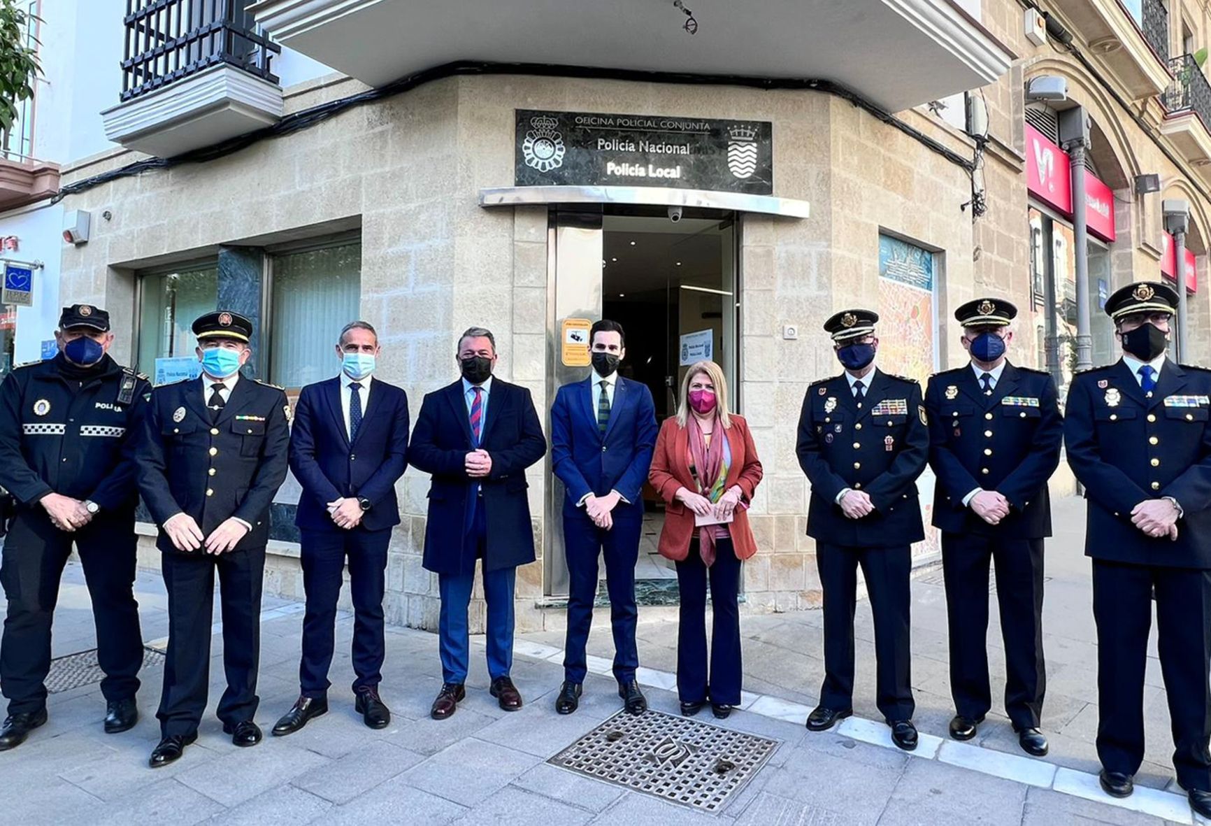 La alcaldesa de Jerez, Mamen Sánchez, junto al Secretario de Estado y representantes de las fuerzas policiales.