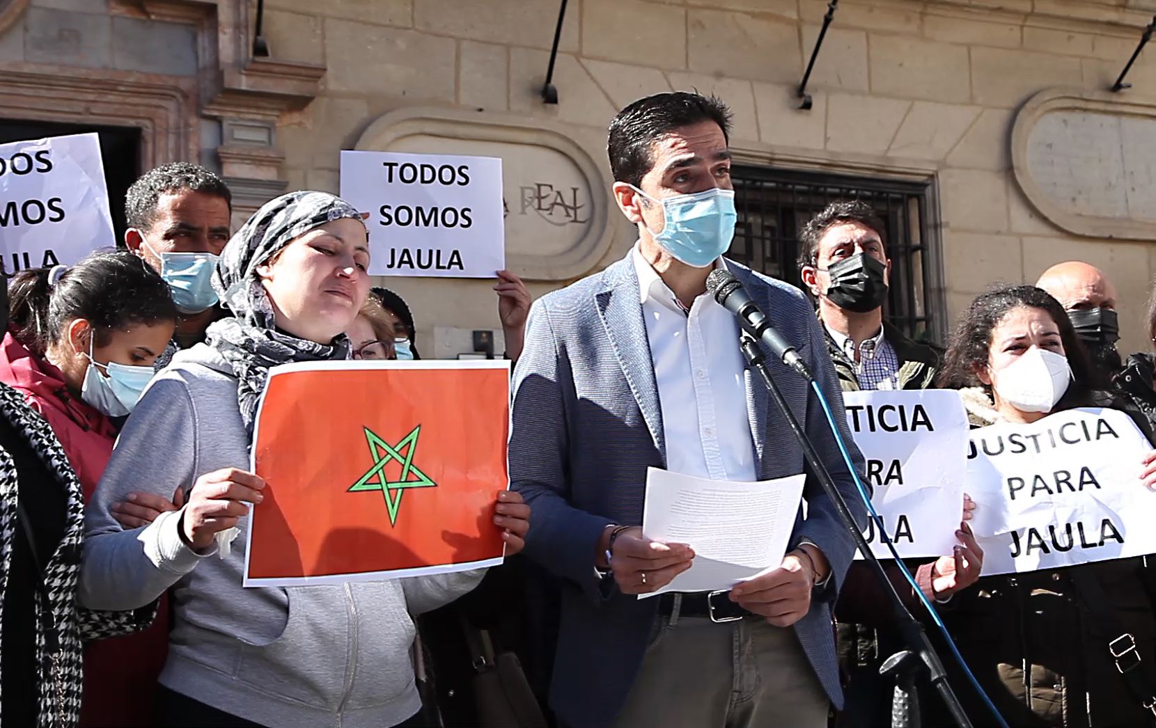 La madre de Khawla, rota de dolor, junto al alcalde en la concentración este miércoles en Alcalá la Real.