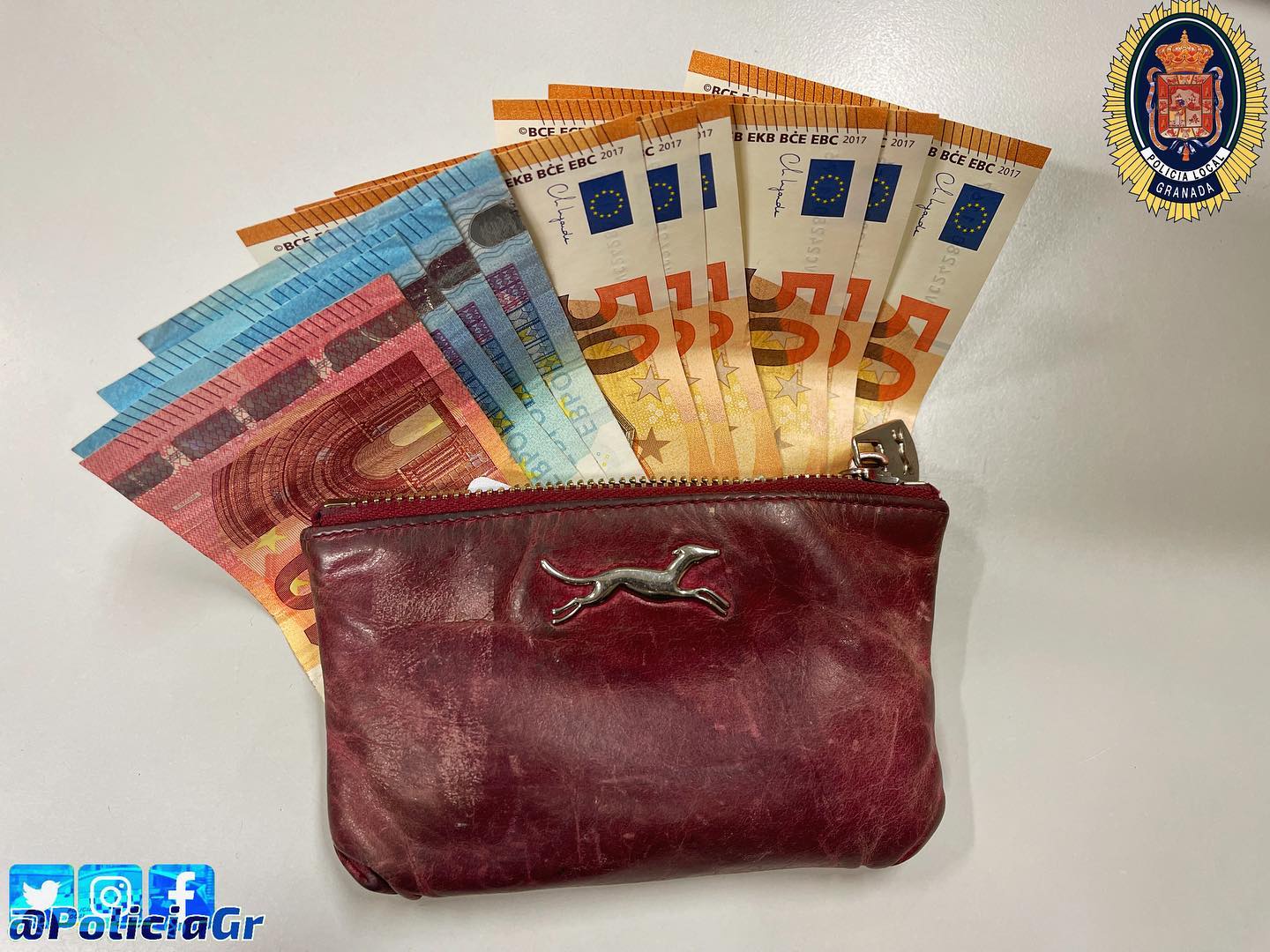 Monedero encontrado en Granada que entregó un vecino en la Jefatura.