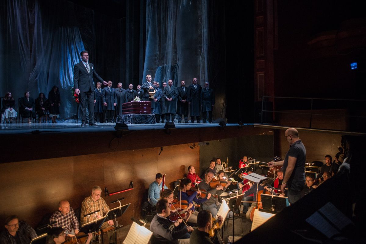 Prueba de luces, con la orquesta en el foso, de 'Orfeo y Eurídice', estrenada en enero pasado en el Teatro Villamarta. FOTO: MANU GARCÍA.