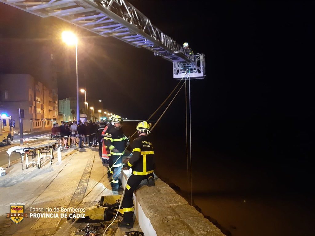 Los bomberos durante el operativo de rescate en la muralla de Cádiz