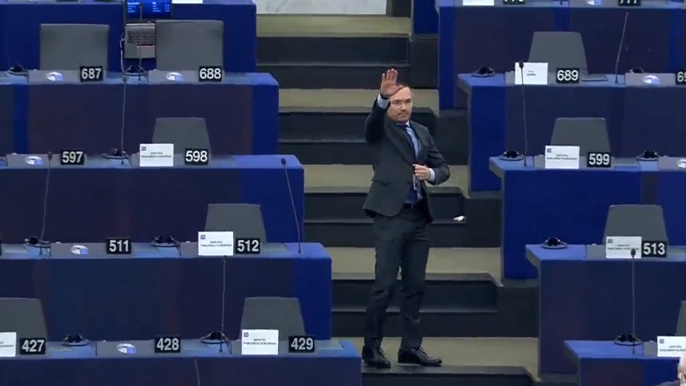 El eurodiputado haciendo el saludo nazi.