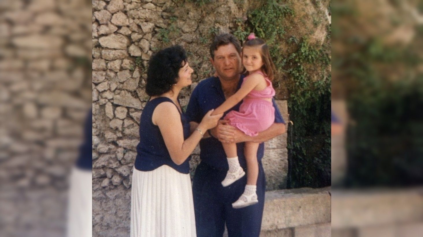 El padre y la madre de Rozalén, con ella en brazos, en una fotografía familiar.