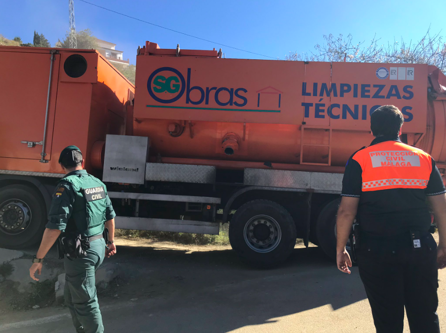 Una excavadora y un camión equipado para apoyar la extracción de tierra en el rescate de Yulen. FOTO: CRISTINA MENA. 