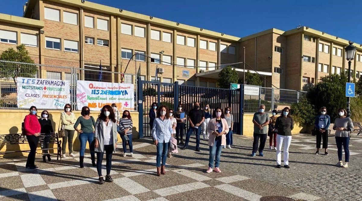 Una protesta de los docentes del IES Zaframagón por la situación en el centro, donde también hay una falta importante de docentes