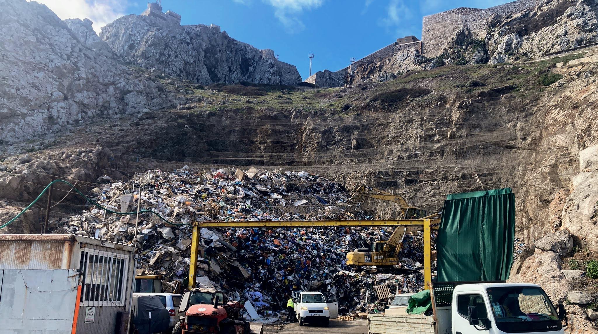 El vertedero de Cádiz que recibirá 6.000 toneladas de basura desde Gibraltar fue clausurado por ilegal. En la imagen, vertidos en la zona este de Gibraltar.