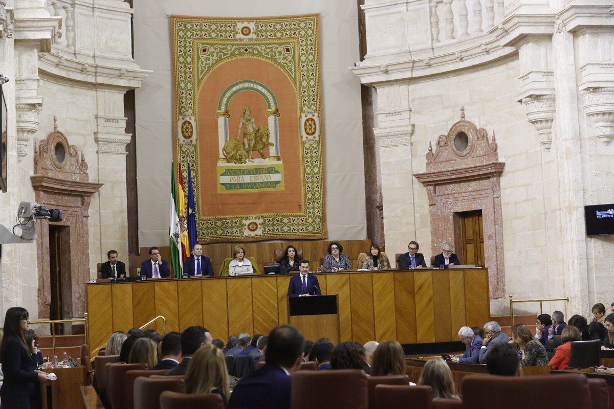 Un momento de la intervención de Juanma Moreno en la primera sesión del debate de investidura de la XI Legislatura andaluza. FOTO: PP ANDALUZ