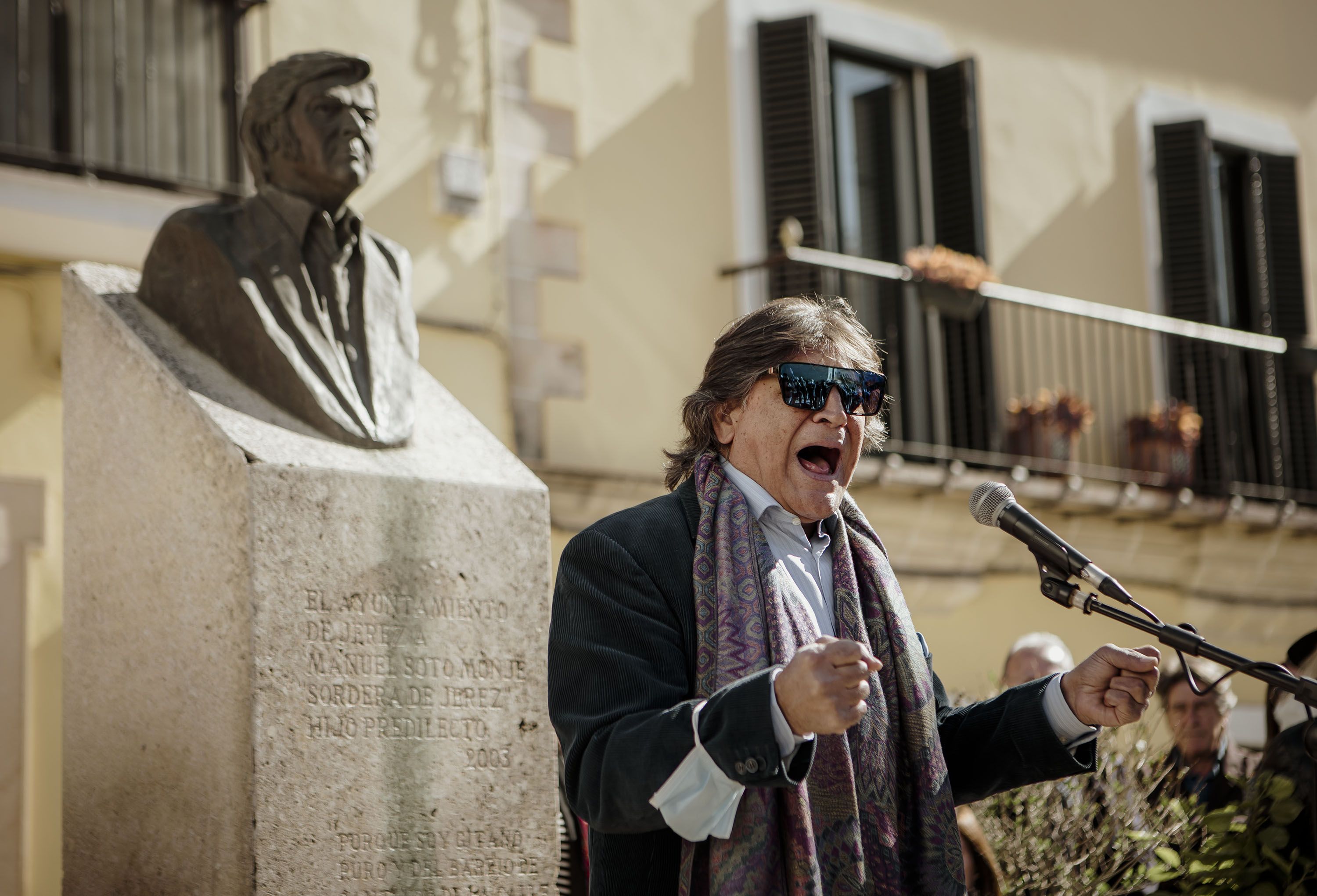 Vicente Soto ante el busto de su padre, Manuel Soto Monje 'Sordera', recogerá el próximo 4 de noviembre el Premio Nacional de Flamenco de la Cátedra de Jerez en la modalidad de cante