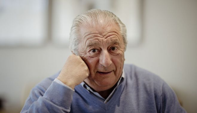 El hermano mayor, pensativo, durante la conversación.   ESTEBAN