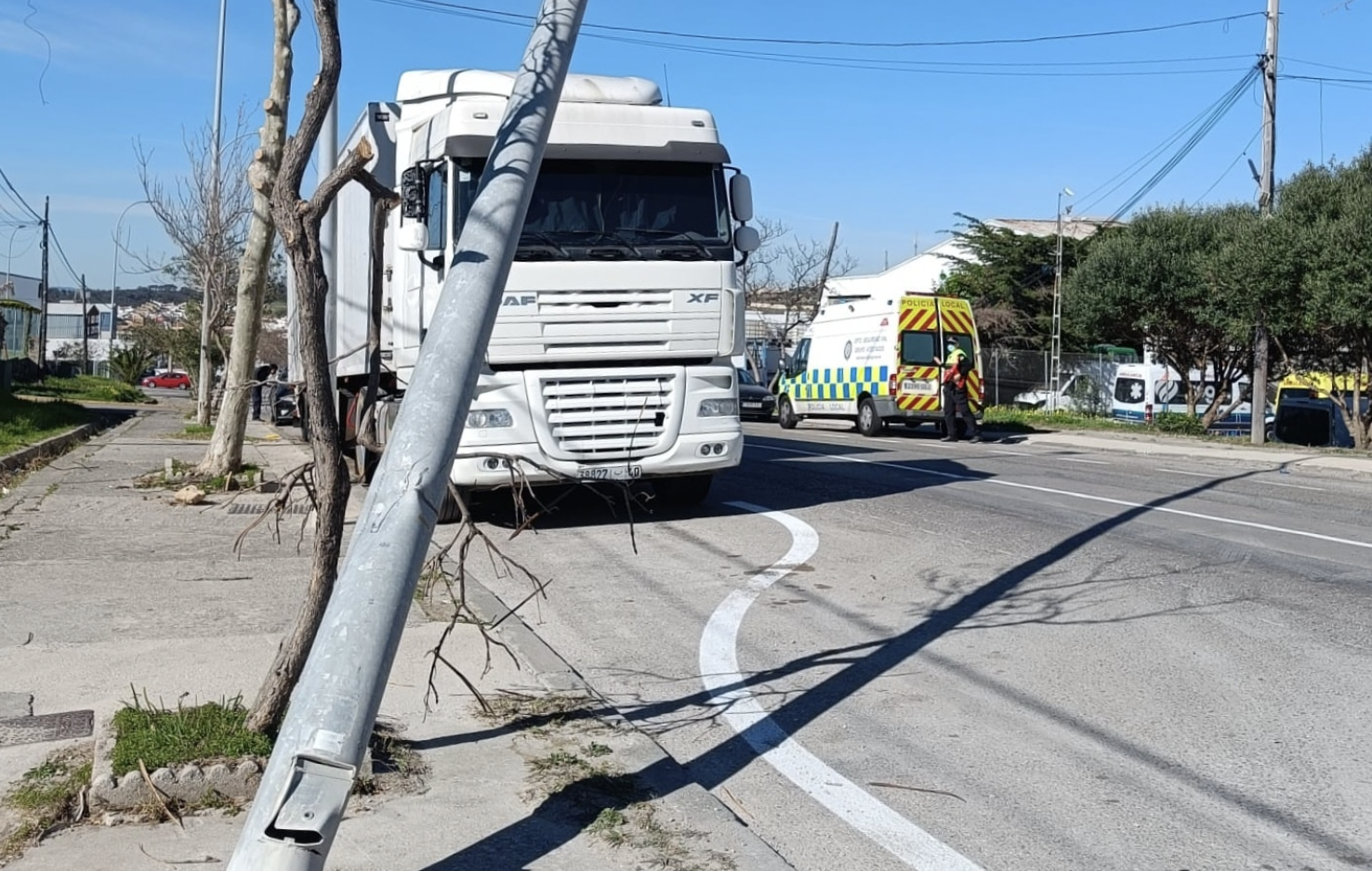 Choque contra una farola en la avenida La Unión en Algeciras.