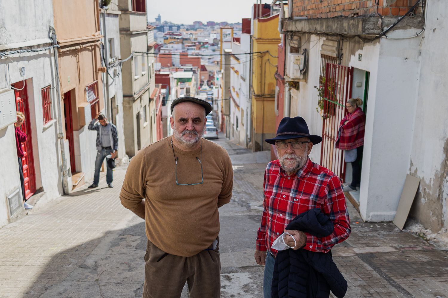 Juan León Moriche y Juan Corbacho, vecinos de La Bajadilla, posan para lavozdelsur.es