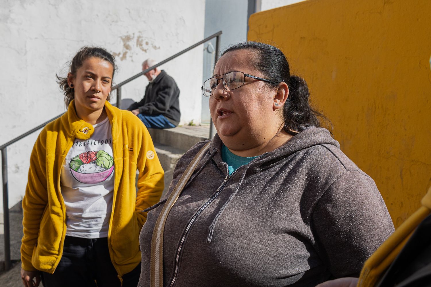 Manuela y Zaira, hija y madre de origen colombiano, que lamentan la falta de ocio y oportunidades en La Bajadilla