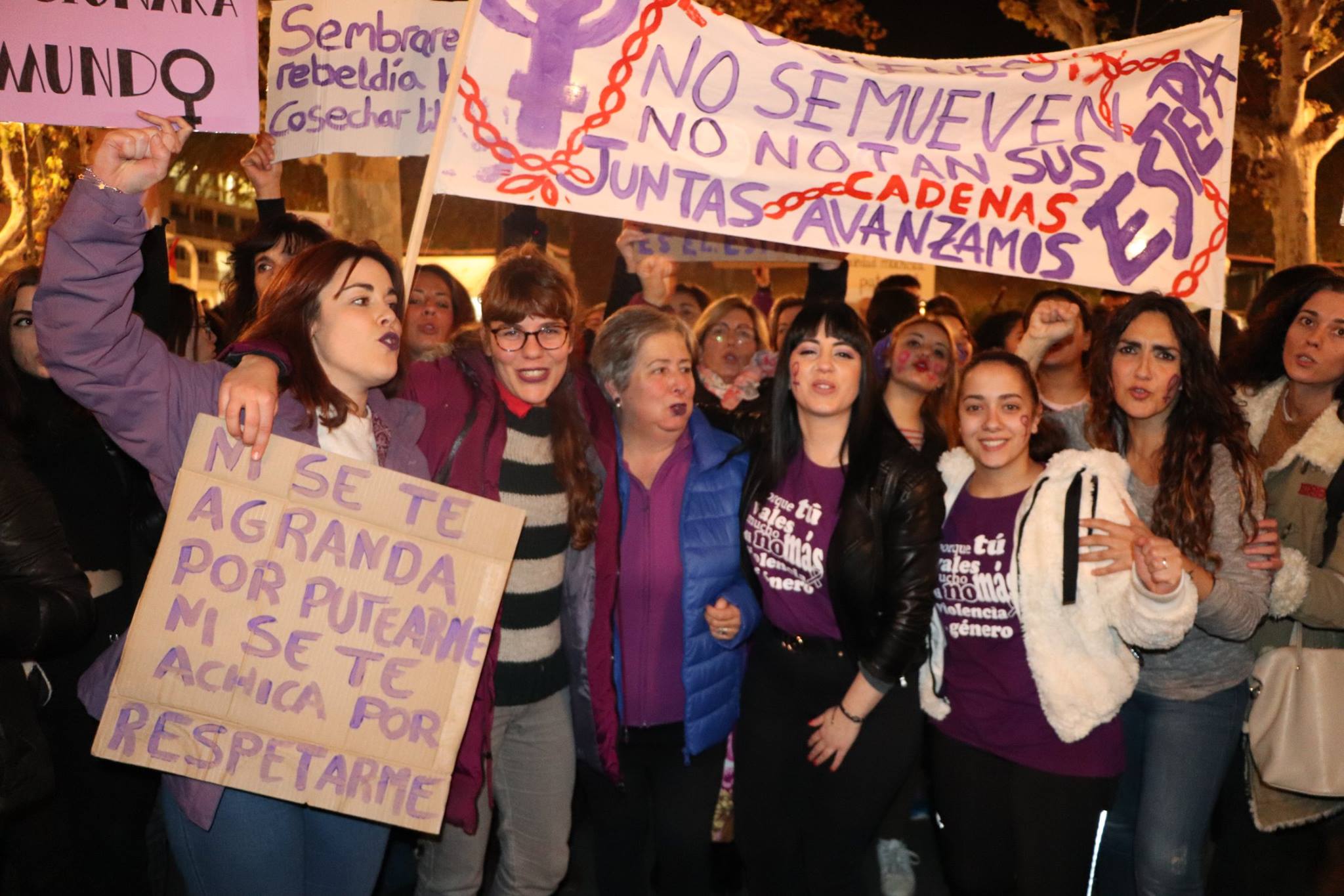 Mujeres de Estepa (Sevilla, 12.00 habitantes) en la concentración convocada en la capital andaluza. FOTO: R.S.