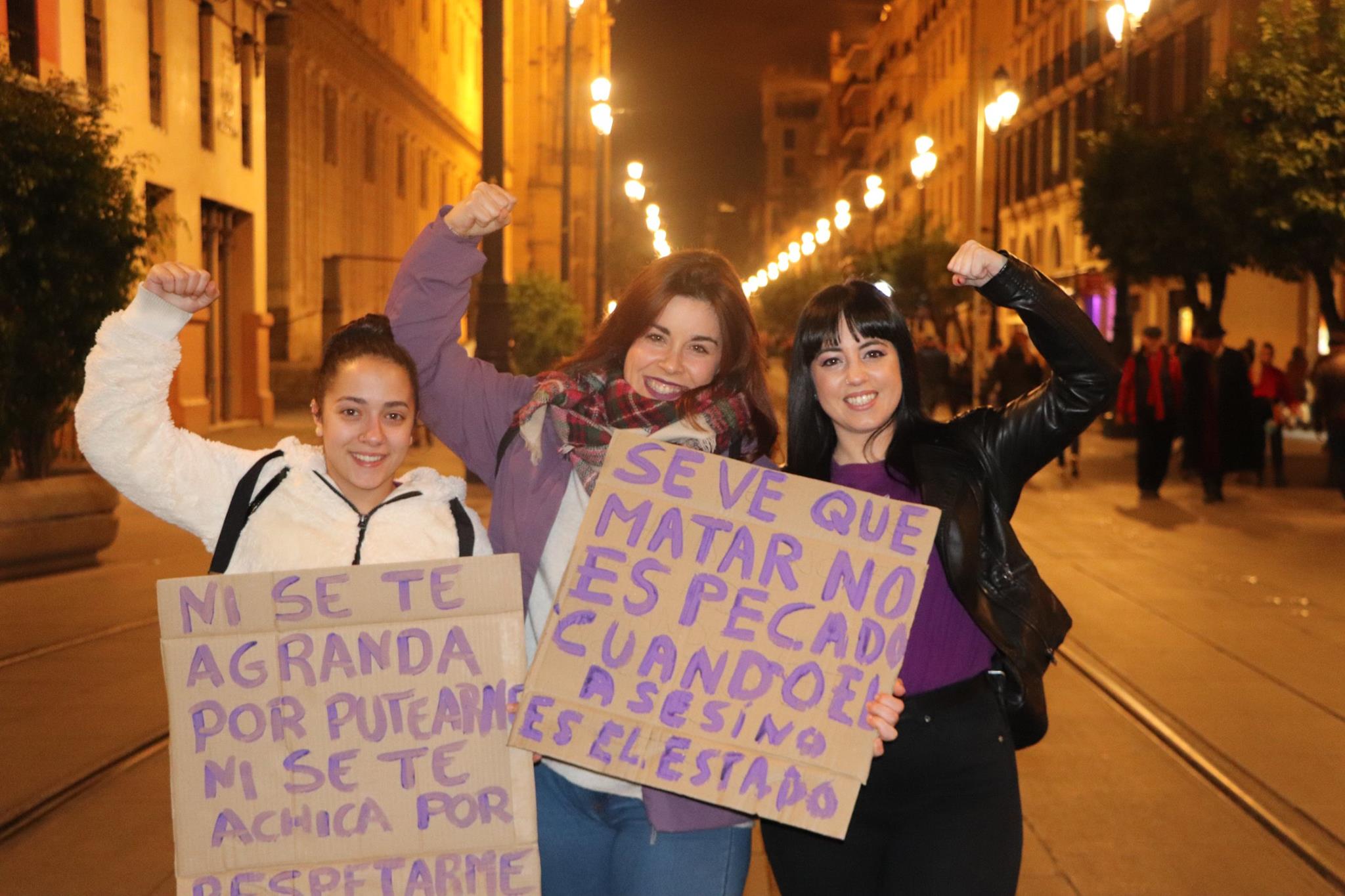 Jóvenes participan en una manifestación contra la violencia machista.