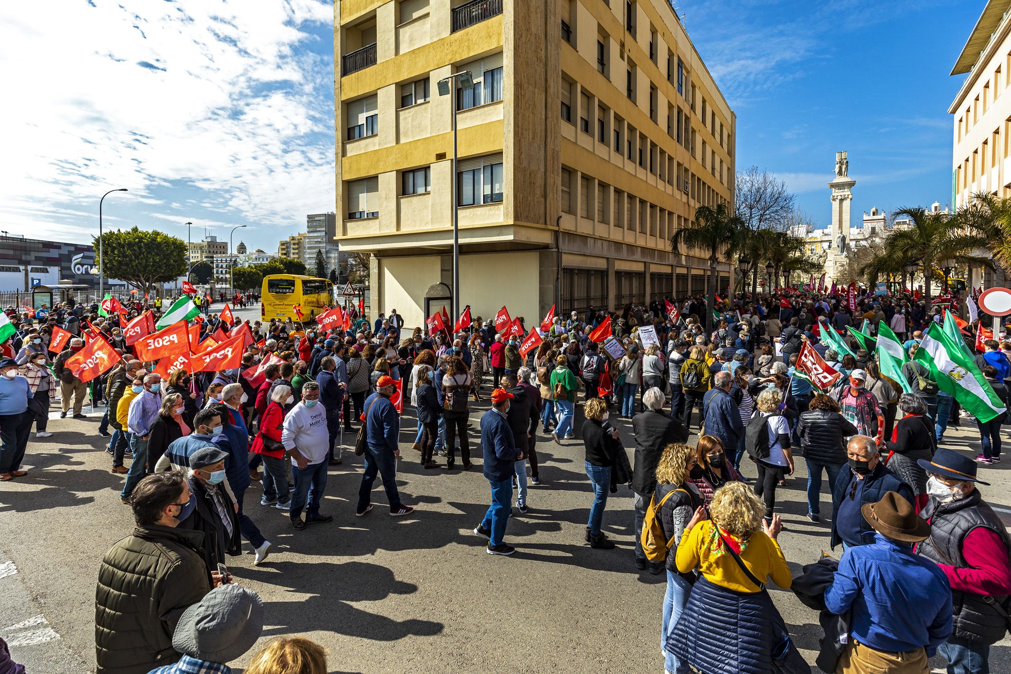 Miles de andaluces vuelven a las calles para pedir a la Junta que "no juegue con la salud". En la image, seguimiento masivo en la ciudad de Cádiz este sábado.
