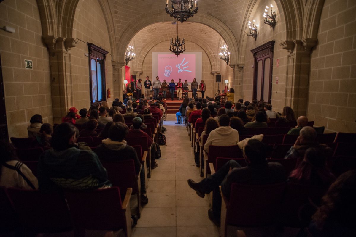 El salón de actos de la Escuela de Arte de Jerez durante las conferencias. FOTO: MANU GARCÍA. 