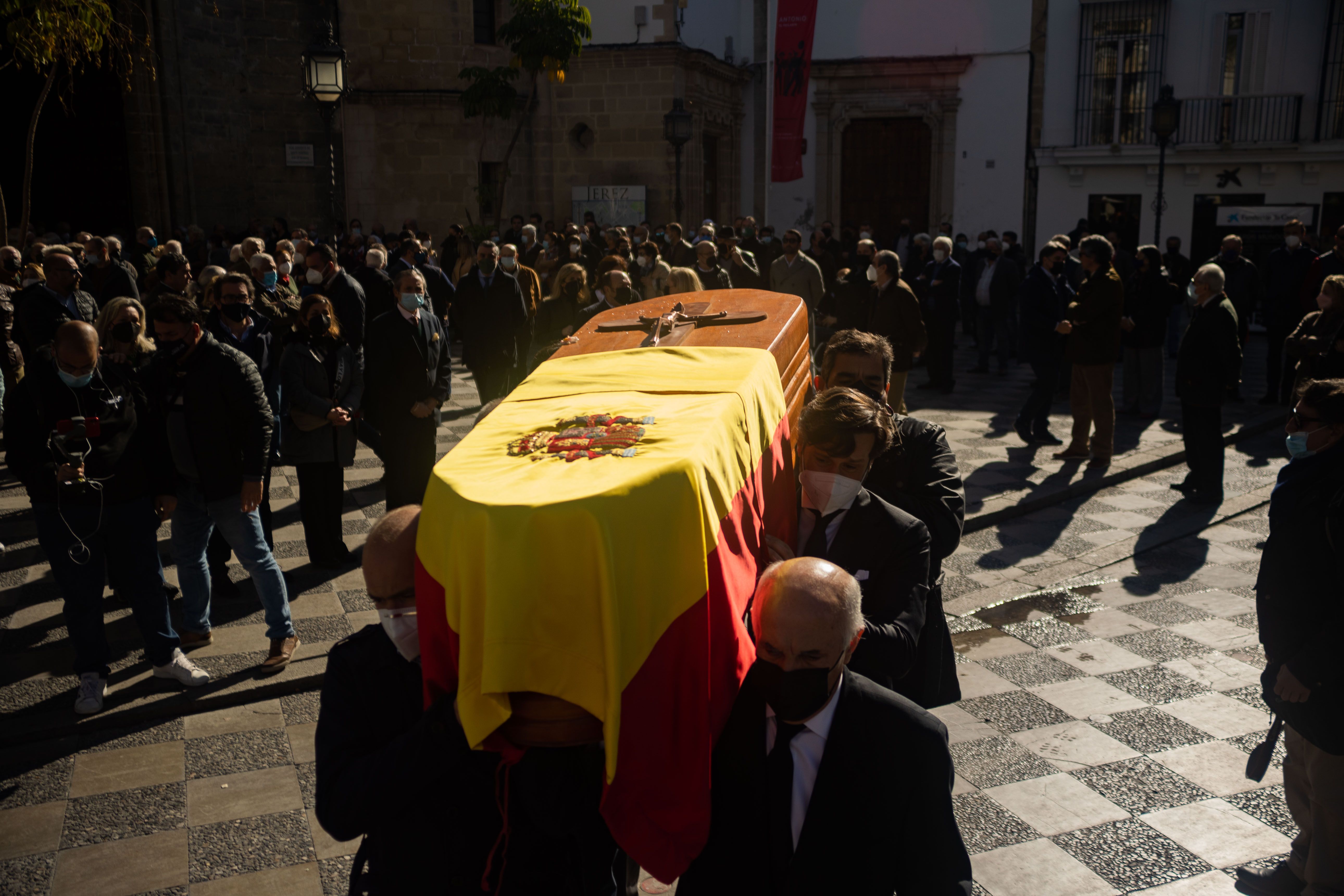 Féretro con los restos mortales de Faustino Rodríguez, a la salida este lunes de Santo Domingo, tras el sepelio.