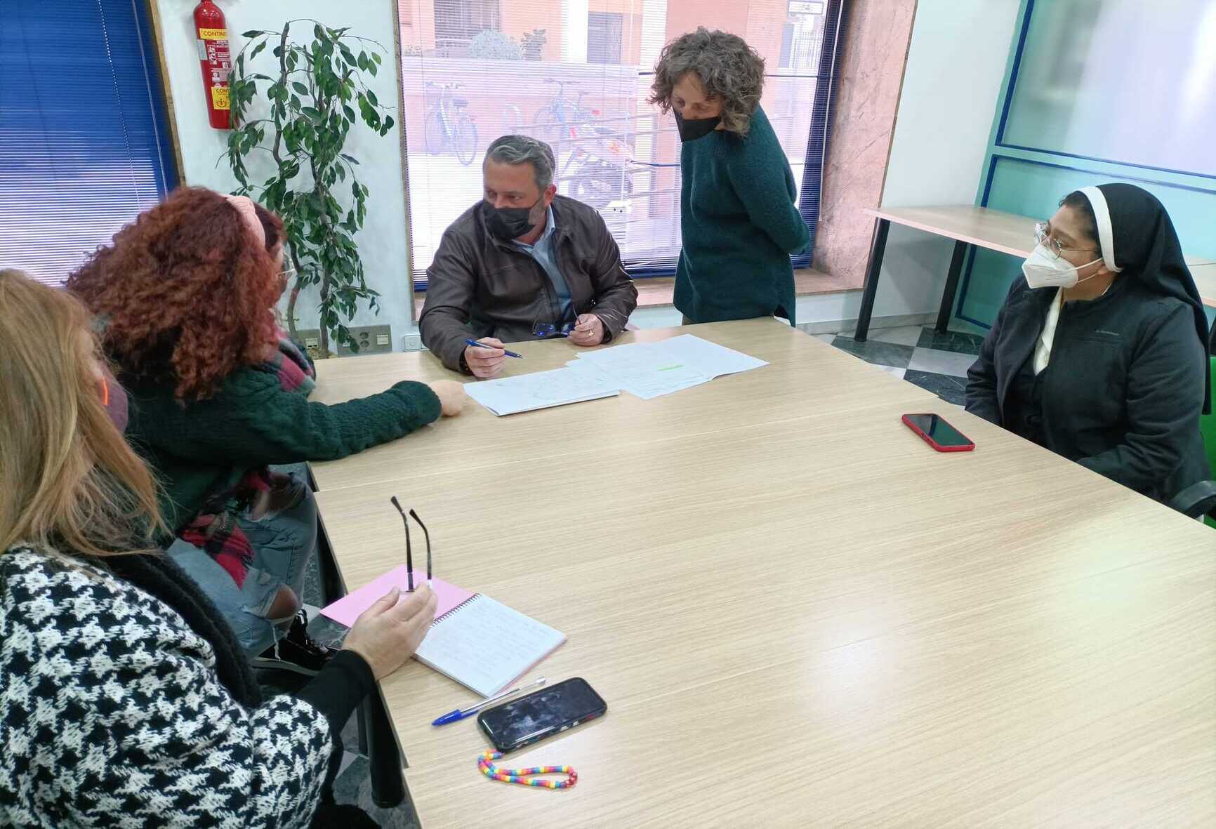 Un momento de la reunión entre el delegado de Movilidad y la representante de Ganemos, y miembros del Beaterio.