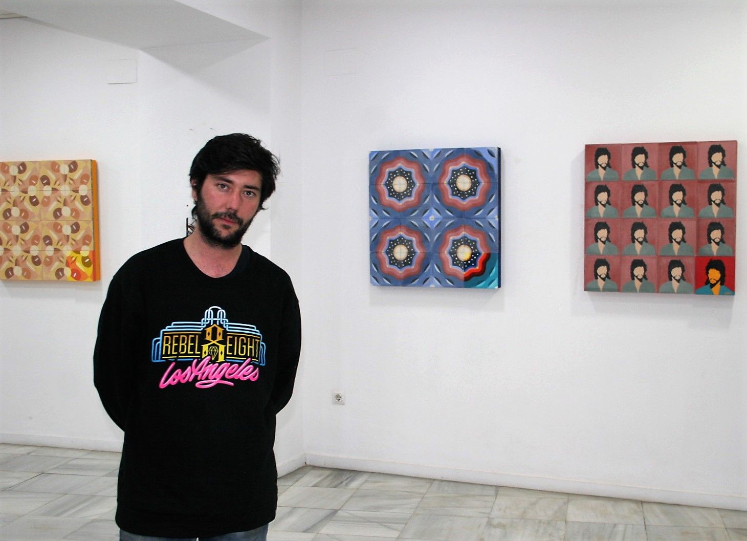 El artista Juan Cruz posa en Diwap Gallery de Sevilla