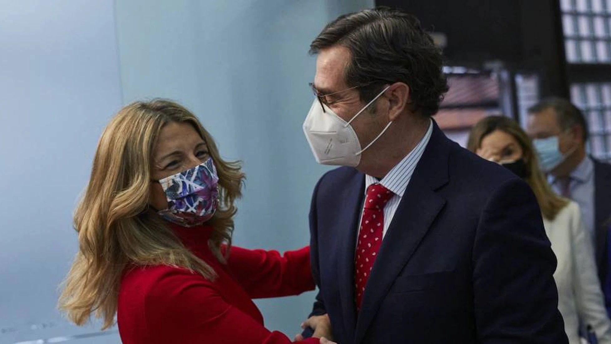 Yolanda Díaz, ministra de Trabajo, y Garamendi, presidente de la CEOE. Imagen de archivo.
